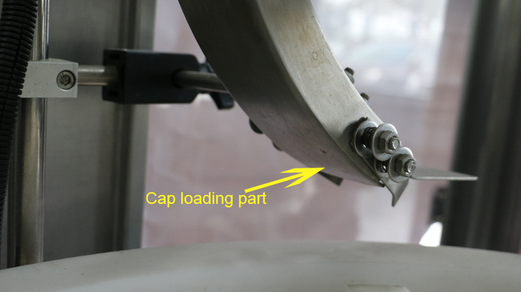 500ml μηχανή πλήρωσης μπουκαλιών στρογγυλής φιάλης με στεγανωτικό πώμα και αστέρι σε λειτουργία